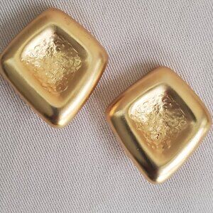 Signed Vintage Essex Brushed Goldtone Diamond Shape Clip-on Earrings